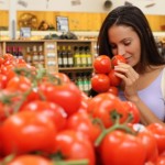 mujer comprando tomates